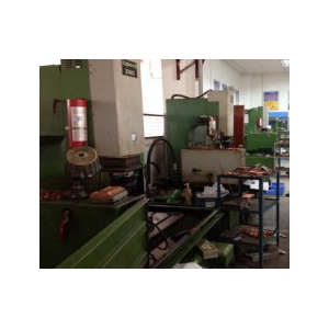钻床 EDM and milling machines